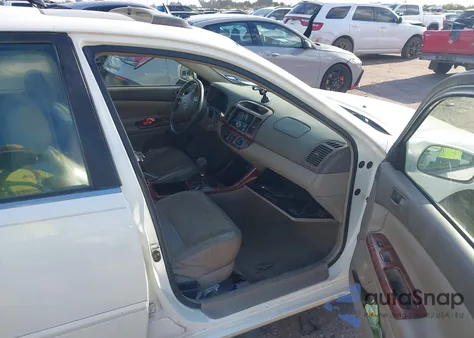 2004 Toyota Camry Le z USA, uszkodzony, nr VIN JTDBE32K940269243